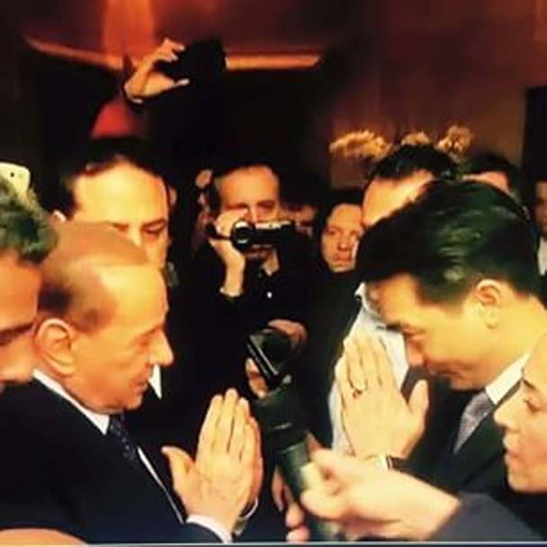 Silvio Berlusconi e Bee Taechaubol si salutano con il Namaste, tipico saluto asiatico: doppio inchino prima di lasciare l&#39;hotel. Instagram